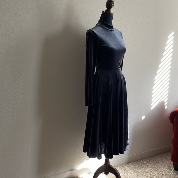 Soprano velvet midi dress. - Picture 3 of 8